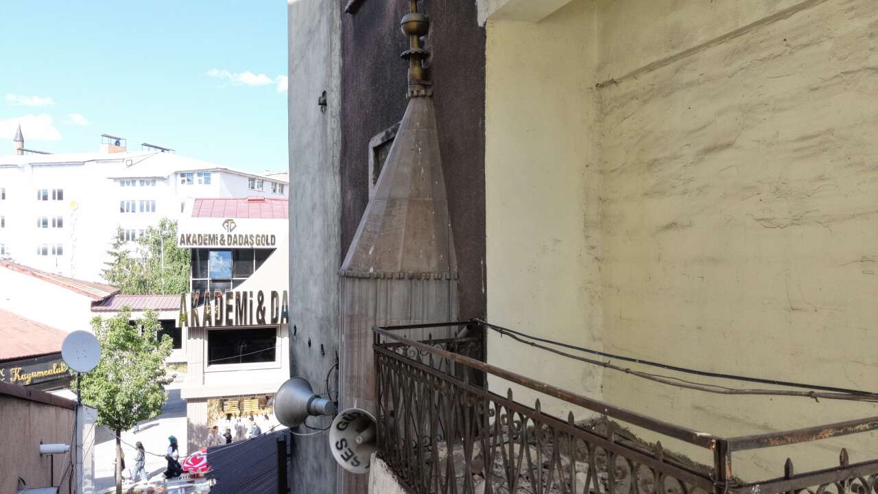 Gören dönüp bir daha bakıyor! Bu caminin minaresi şaşırtıyor 6